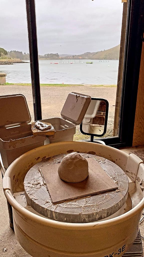 Atelier de poterie à Logonna-Daoulas avec vue sur la mer et la forêt au port de Moulin Mer.